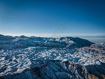 初雪下的甘肃张掖平山湖大峡谷图片