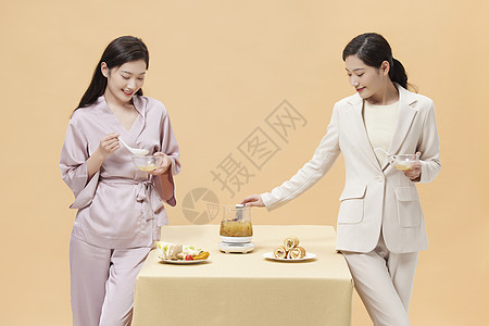 女性用养生壶轻松制作早餐图片