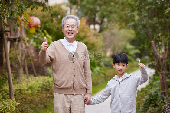 祖孙二人秋季形象图片