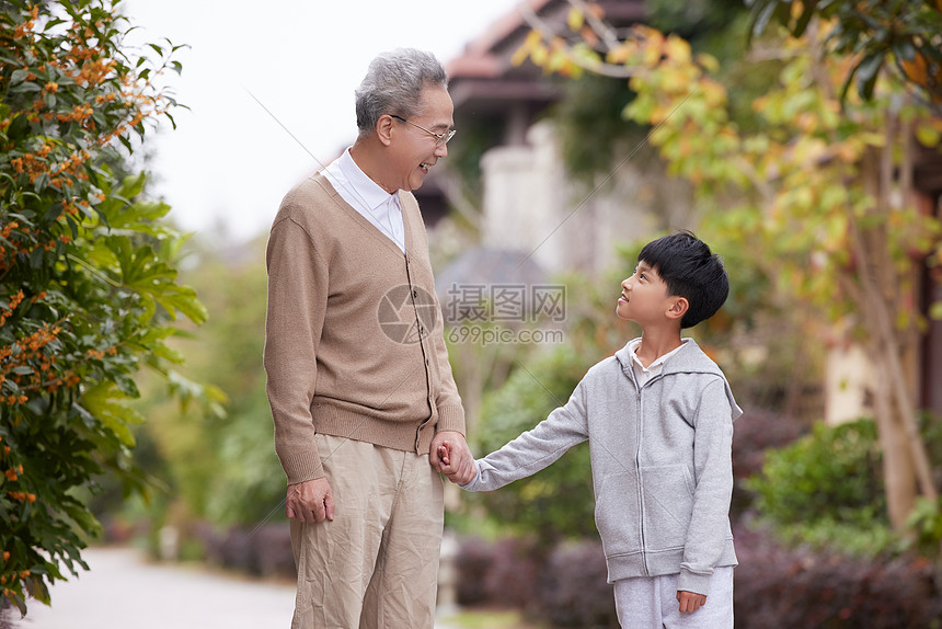 爷爷带着孙子外出散步