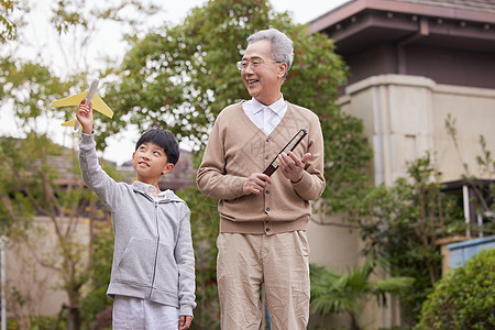 爷爷陪孙子外出散步玩耍图片