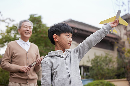 爷爷陪孙子外出散步玩耍图片