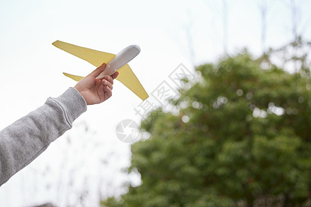 儿童举起飞机翱翔特写图片