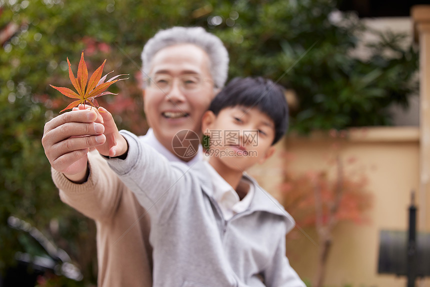 爷爷陪孙子秋日外出玩耍图片