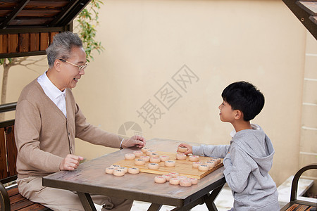 爷爷教孙子户外下象棋图片