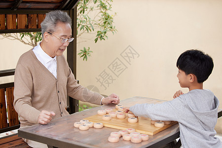 爷爷教孙子户外下象棋图片