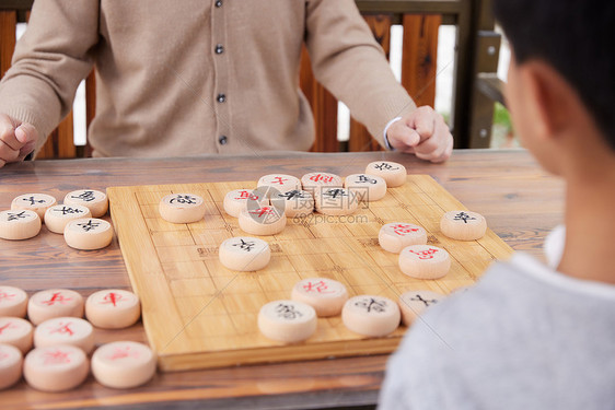 爷爷教孙子户外下象棋图片