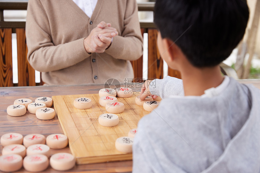 爷爷教孙子户外下象棋图片