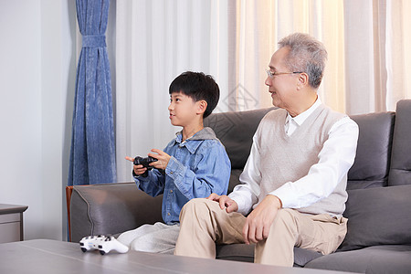 爷爷陪伴孙子玩游戏图片