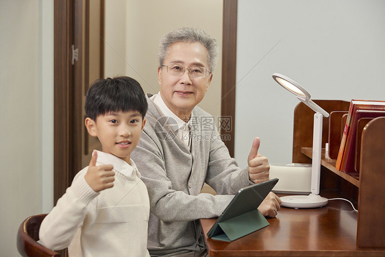 祖孙在书房使用电脑图片