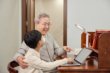 祖孙在书房使用电脑学习图片