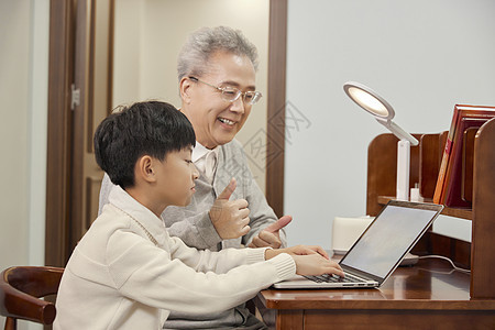 爷爷陪孙子书房学习图片