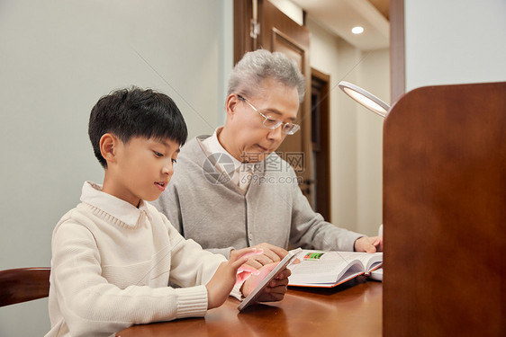 祖孙在书房看书玩手机图片