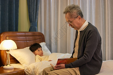 爷爷给孙子讲睡前故事哄睡觉图片