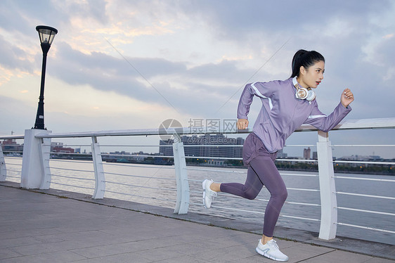 美女在江边跑步图片