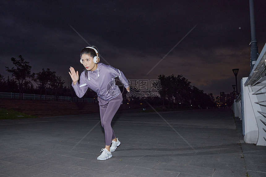 城市夜晚美女江边跑步起步姿势图片