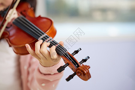 拉你一把小女孩拉小提琴形象手部特写背景