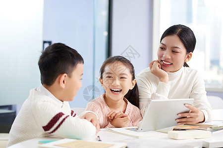 女老师形象年轻女老师辅导小朋友学习背景