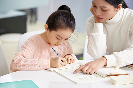 补习老师辅导小女生写作业一对一高清图片素材