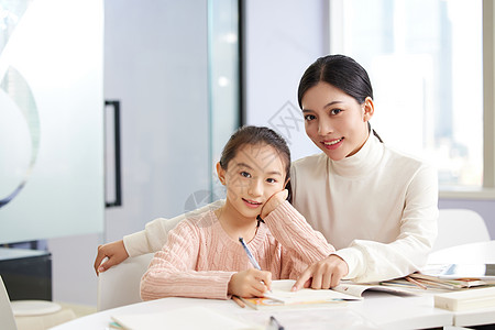 课外补习班补习老师辅导小女生写作业背景