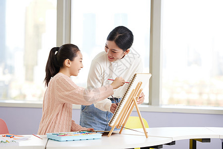 女老师教小朋友画画图片