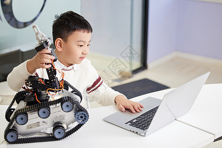 机器人教室小男孩在编程兴趣班上学习操作背景