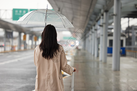 雨天商务女性出行背影图片