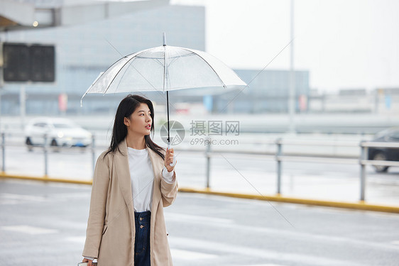 雨天美女撑伞在路边行走图片