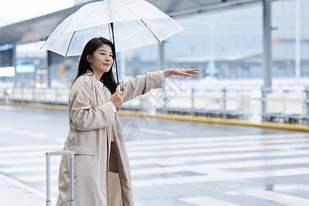 美女在路边招手等待出租车图片