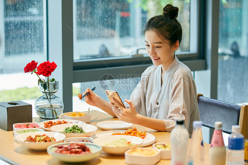 青年美女在汤泉馆美食区吃饭图片