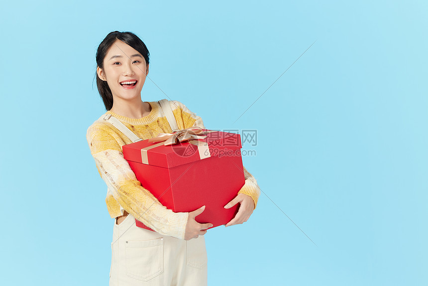 年轻美女抱着礼物盒图片
