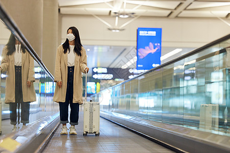 机场拖行李的女性图片
