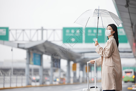 戴口罩户外等车的女性图片