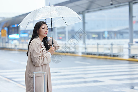 雨天等车的女性图片