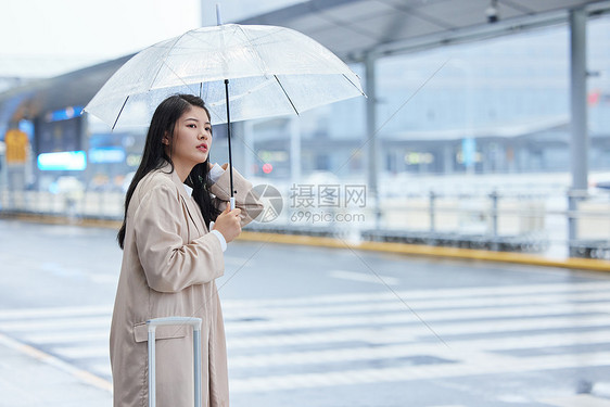 雨天等车的女性图片