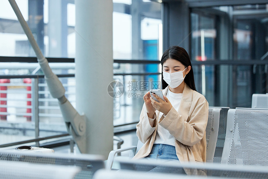 候机厅等待的年轻女性图片