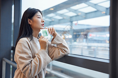 在候机厅着急的女性图片