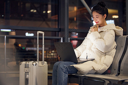 女性在机场候机使用笔记本办公图片