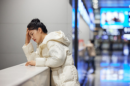 机场检票口烦恼的女性图片