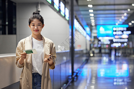 在机场办理登记手续的女生图片