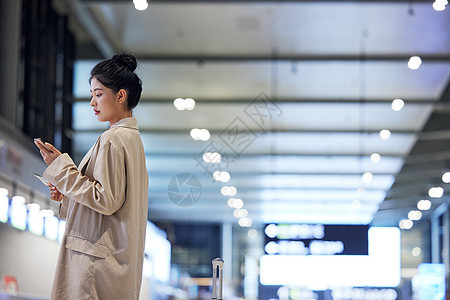 夜晚女性机场形象图片