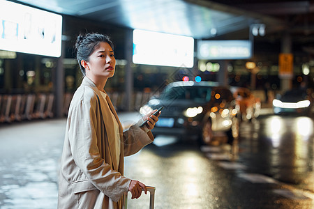 美女夜间出行焦急等车图片