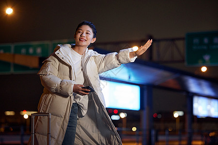 智能家居手机美女夜间出行打车背景