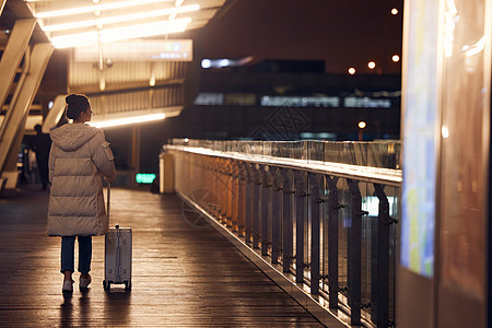 拉着行李箱的女生背影背景