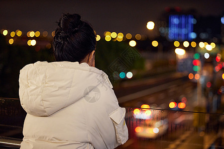 商务桥美女夜间出行背影背景