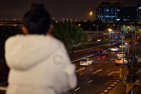 美女夜间出行背影图片