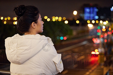 美女夜间出行在桥上看路面景色图片