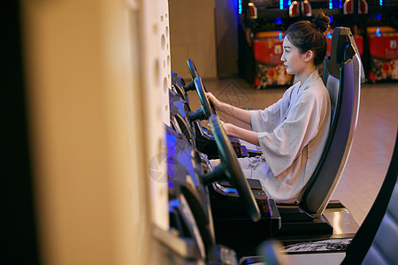 都市生活背影年轻美女汤泉馆玩赛车游戏背景