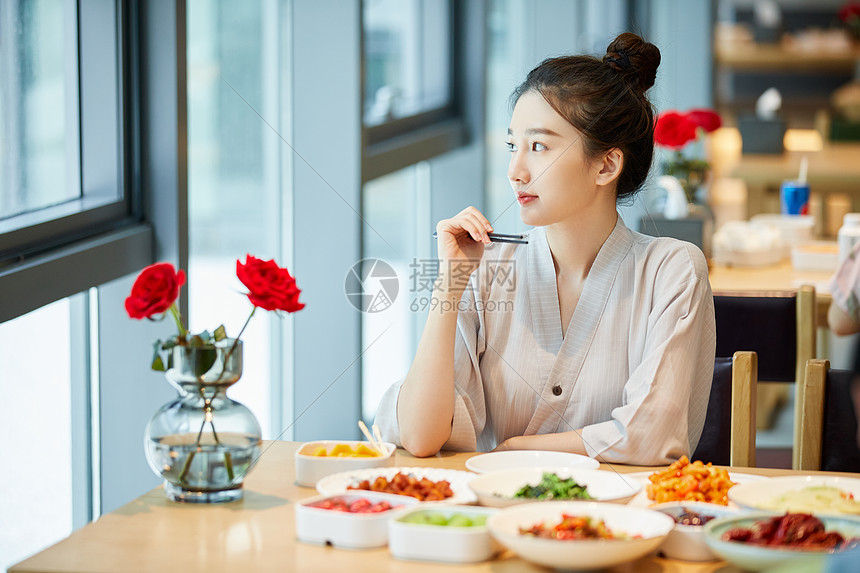 青年美女在汤泉馆美食区吃饭图片