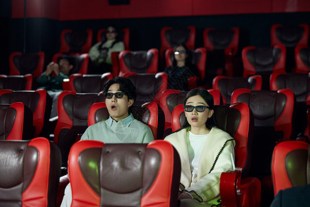 年轻人戴眼镜看3D电影图片